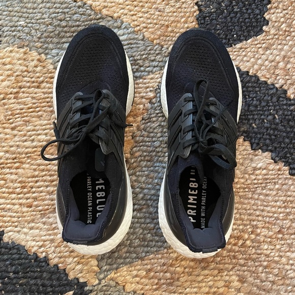 Black Adidas Ultraboost - Picture 2 of 4